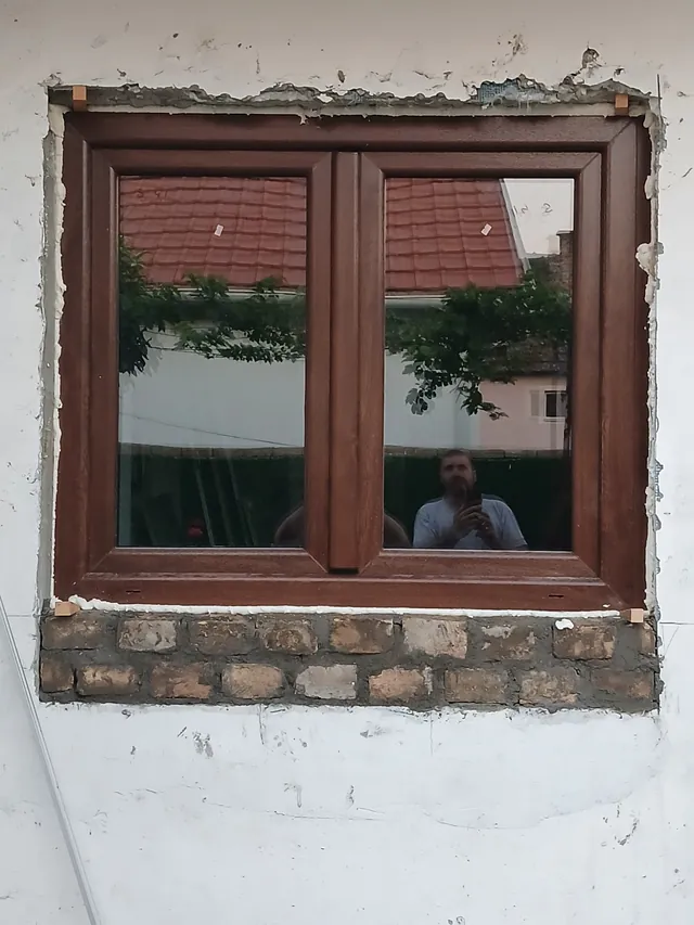 Dvokrilni PVC prozor u braon dekor boji