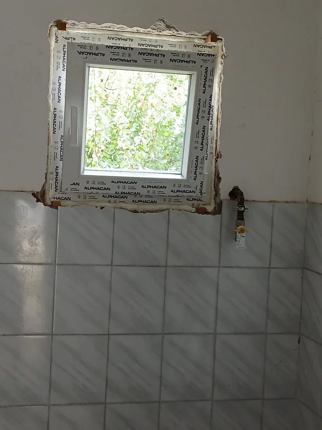 Mali PVC prozor ugrađen u kupatilu