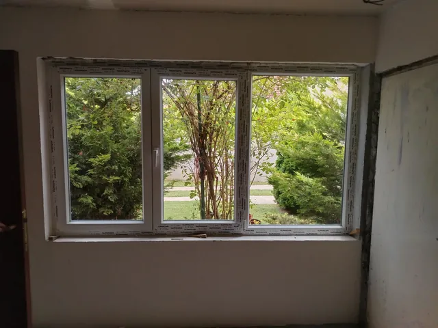 Trodelni beli PVC prozor, pogled iznutra