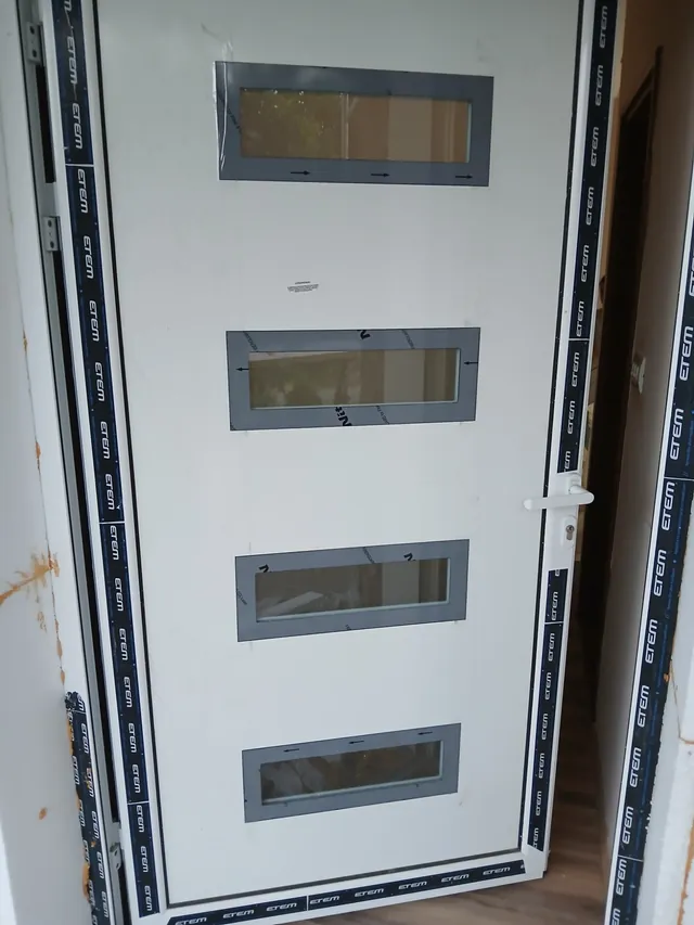 Ugrađena bela PVC ulazna vrata sa četiri stakla – slika 1
