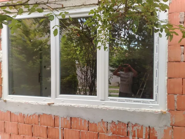Ugradnja trodelnog PVC prozora na kući od blokova – slika 1