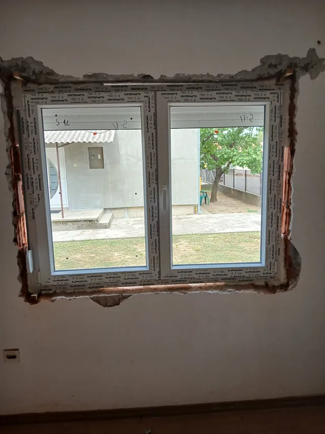 Novi dvokrilni PVC prozor ugrađen na mesto starog – slika 1